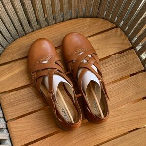 Clarks Women's Tan Leather Flats
